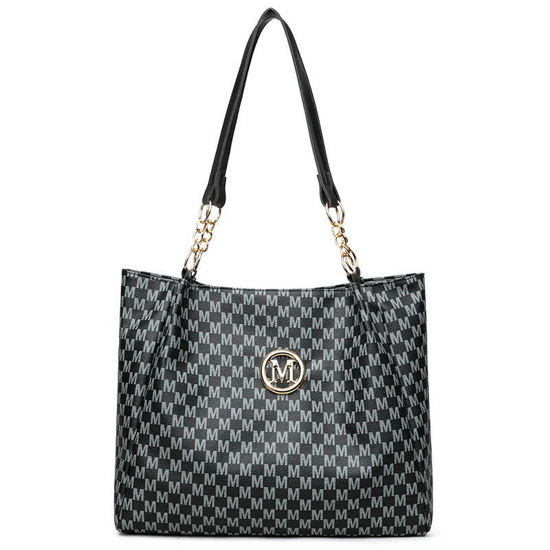 🔥 A vintage stílus uralkodik! Ez a tágas táska válltáskaként vagy clutchként is használható, tökéletes ingázáshoz vagy utazáshoz.